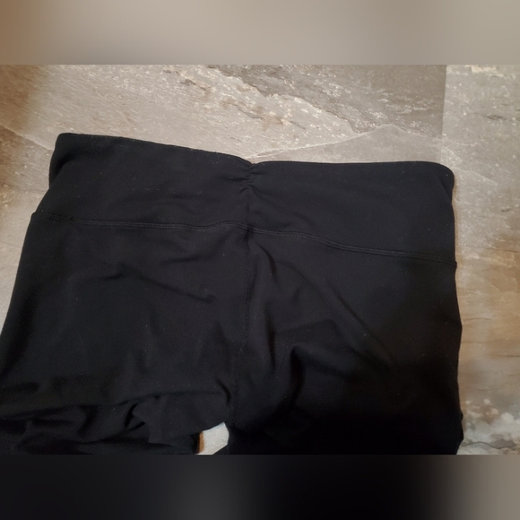Lululemon cropped pants. Black. Ruched detail. Open at lower back. 18". Size 10. - Picture 5 of 12